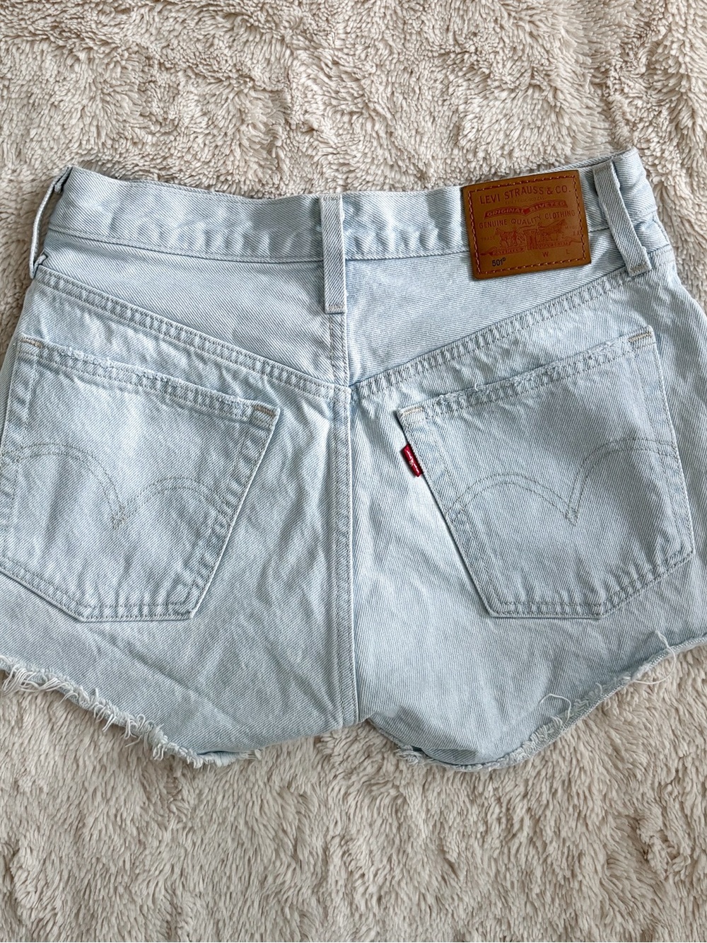 Levi’s 501 Denim Shorts Size 26 High Rise Distressed Light Wash Cutoff - Picture 2 of 3